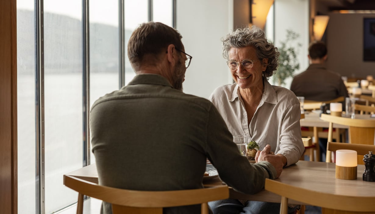 Par nyder en middag i restaurant Kull