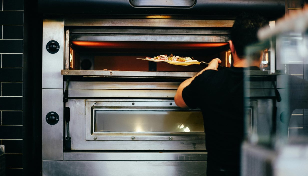 pizza under tilberedning