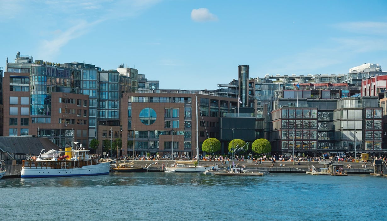 Vandkanten med moderne bygninger ved Aker Brygge.