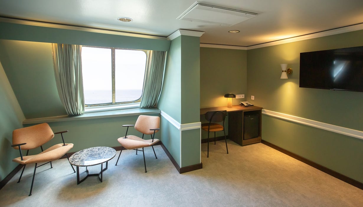 Owner’s Suite med havudsigt, soveværelse og opholdsrum – Nordic Crown