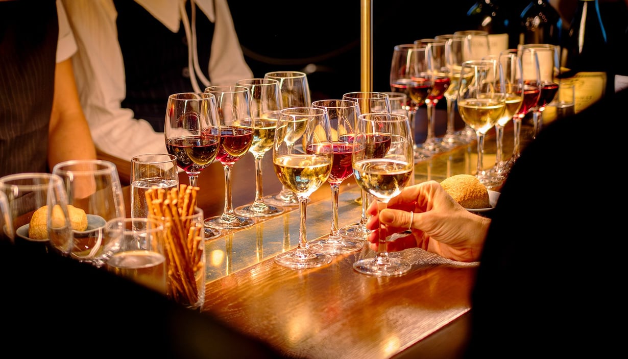 Smag på forskellige vine om bord 