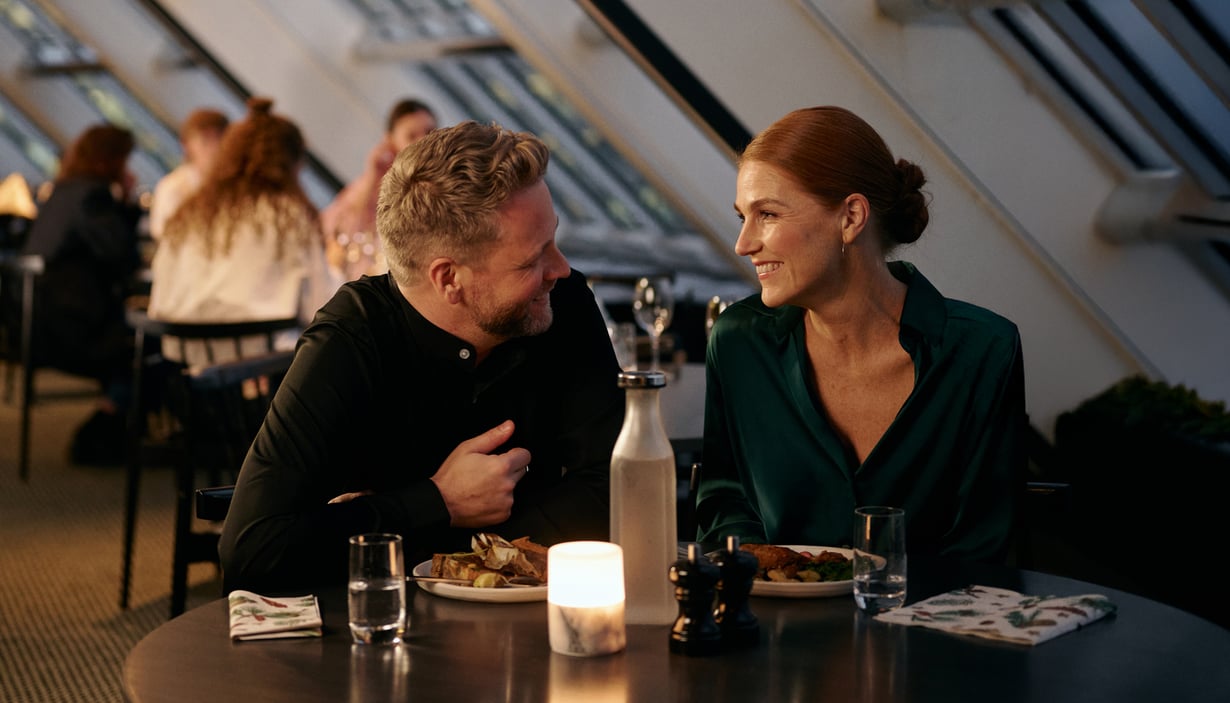 Et par, der spiser et måltid om bord.