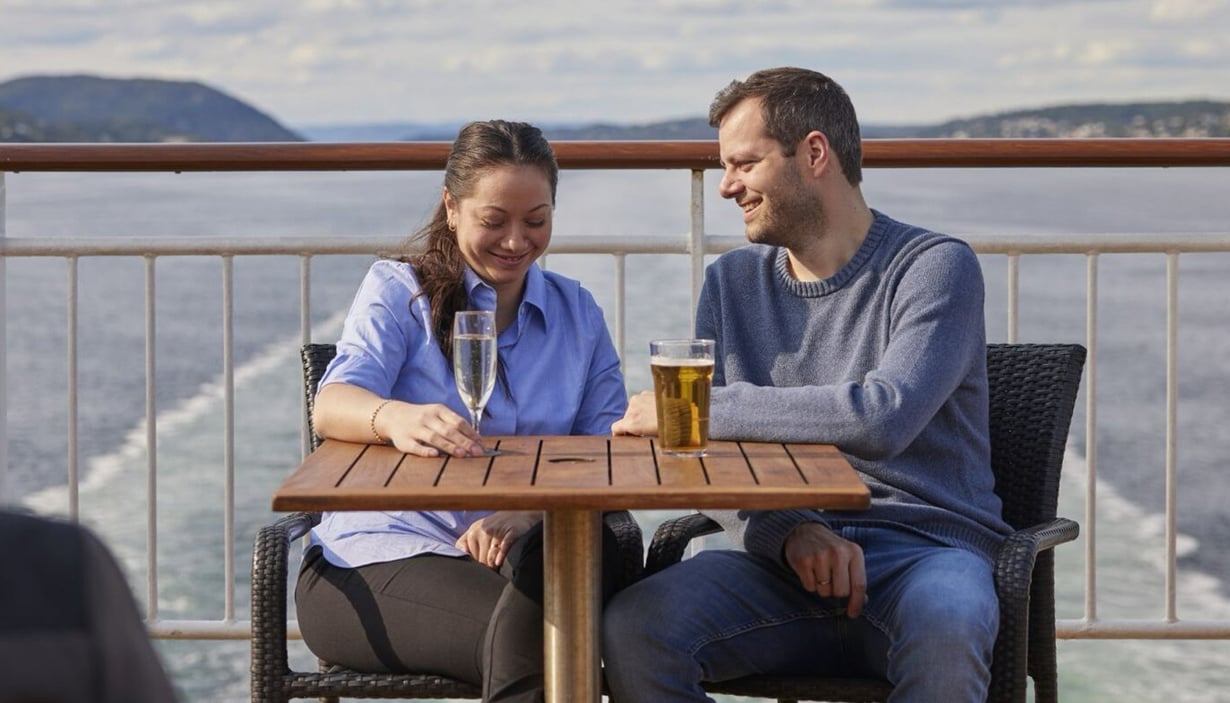 Par nyder en drink – Solen outdoor bar