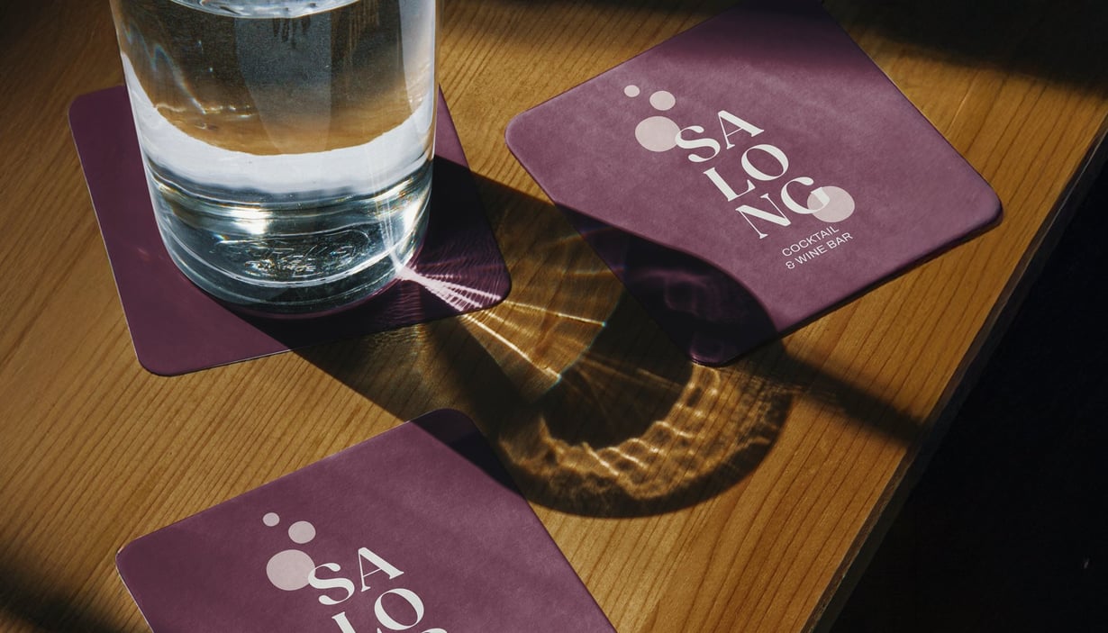 Glas vand på SALONG coaster.