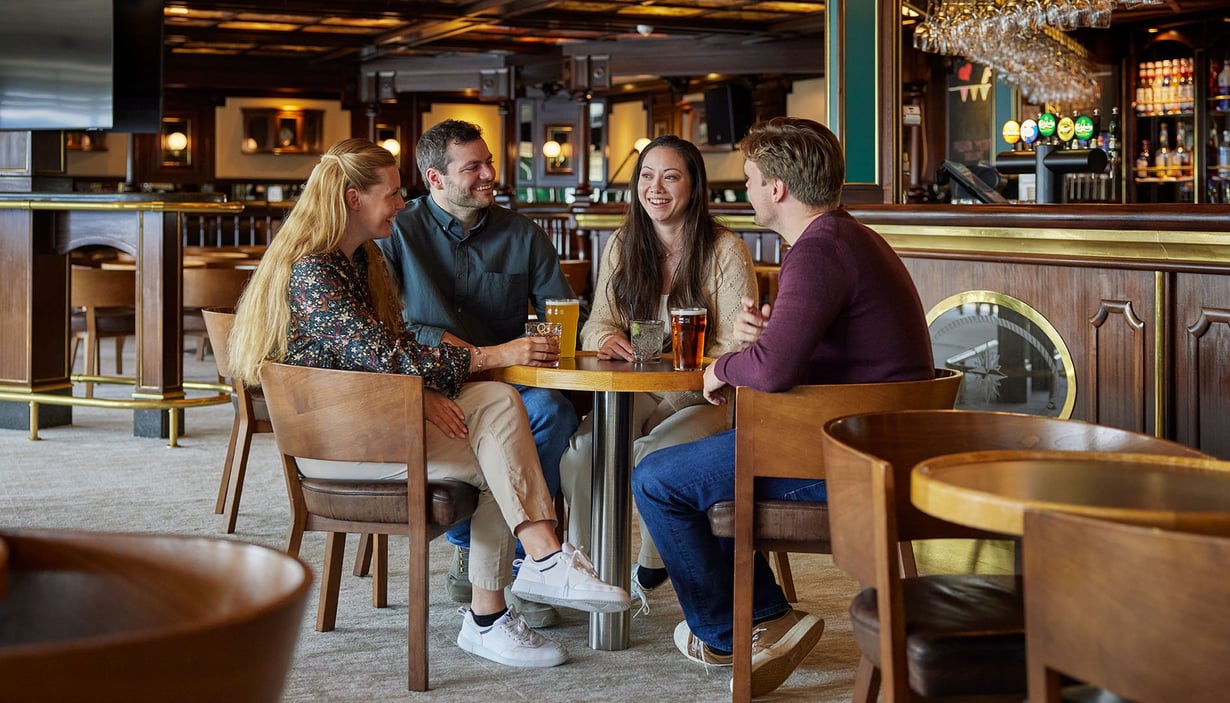 Folk sidder rundt om et bord