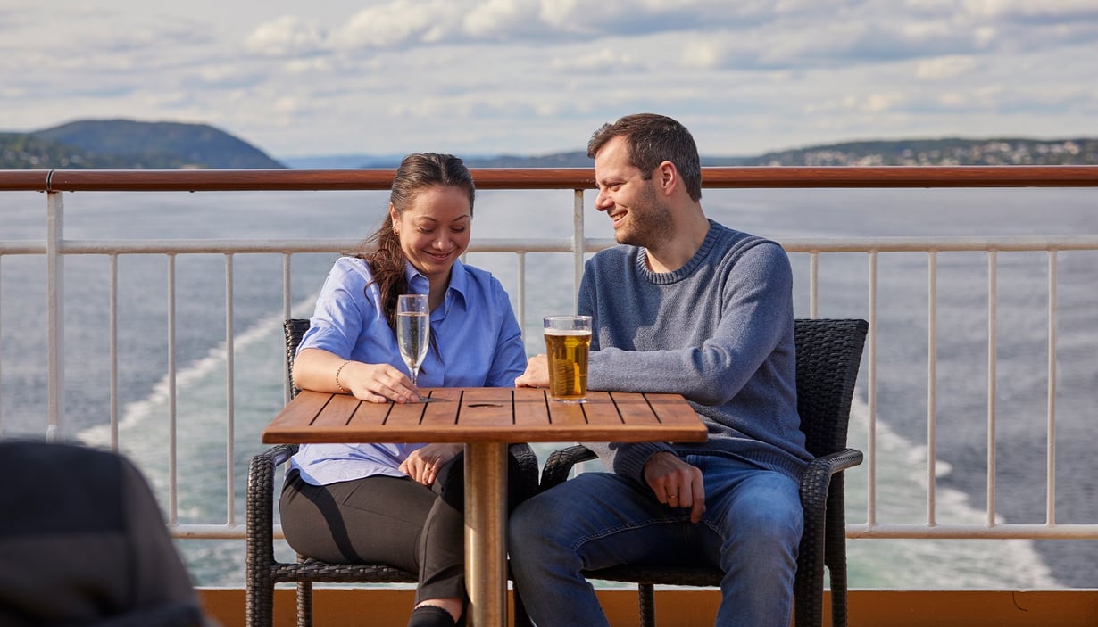 par sidder ude på Solen – Outdoor Bar