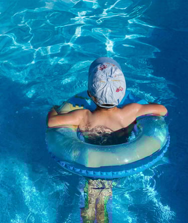 Dreng med badering i poolen