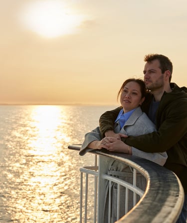 Et par i solnedgangen på dækket.