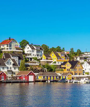 Farverige kysthuse ved vandet nær Stavanger.