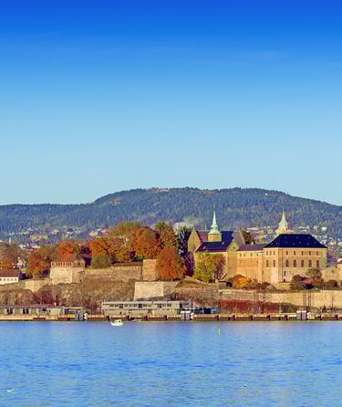 Udsigt over Akershus fæstning i Oslo ved vandkanten.