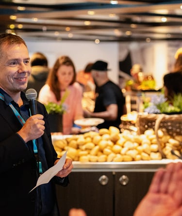 Person der taler ved et event.