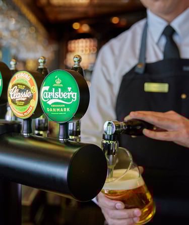 Bartender der skænker fadøl.