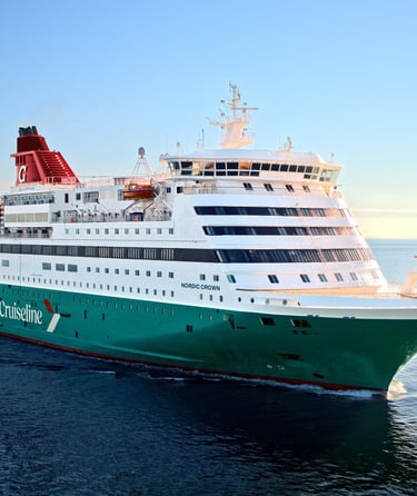 Færge der sejler på havet.