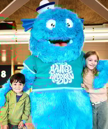 Maskot med to børn.