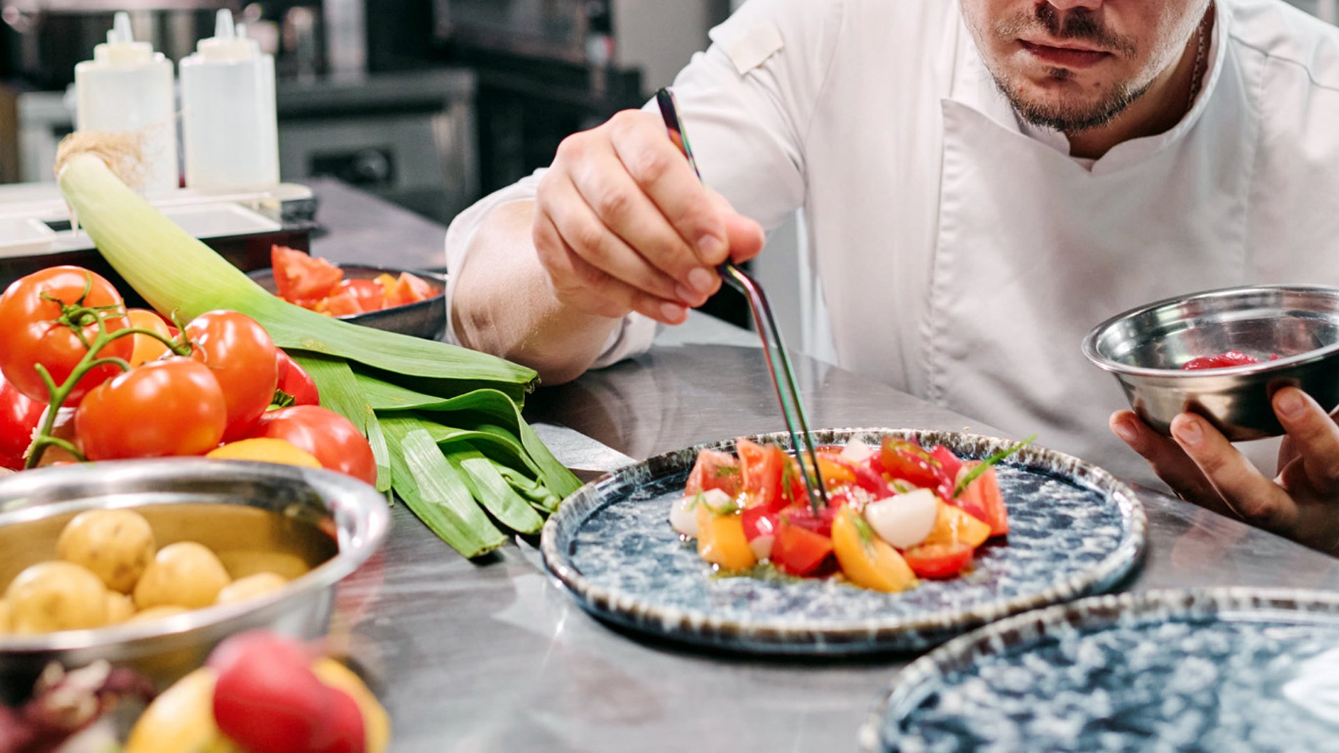 En kok, der anretter maden på tallerkenerne
