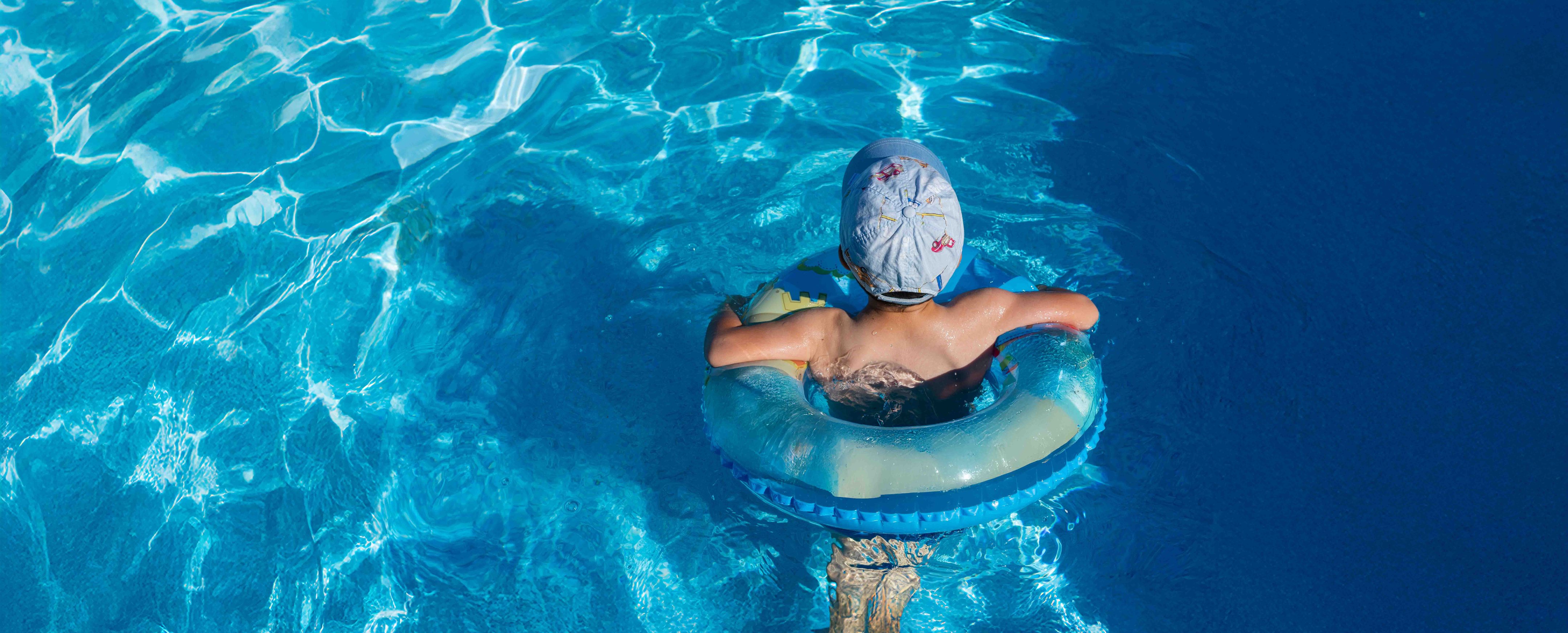 Dreng med badering i poolen