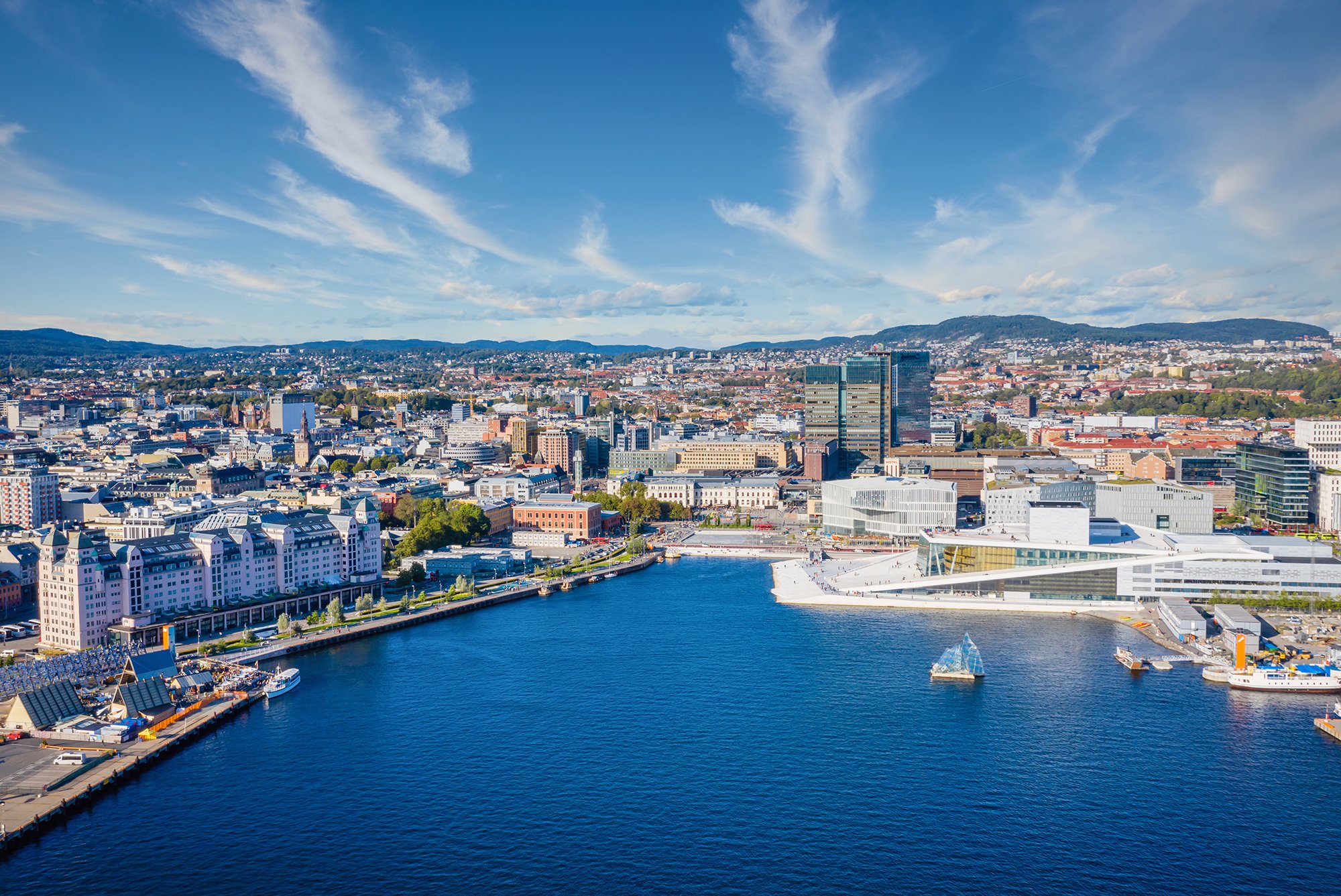 Luftfoto af Oslo med vand og bygninger