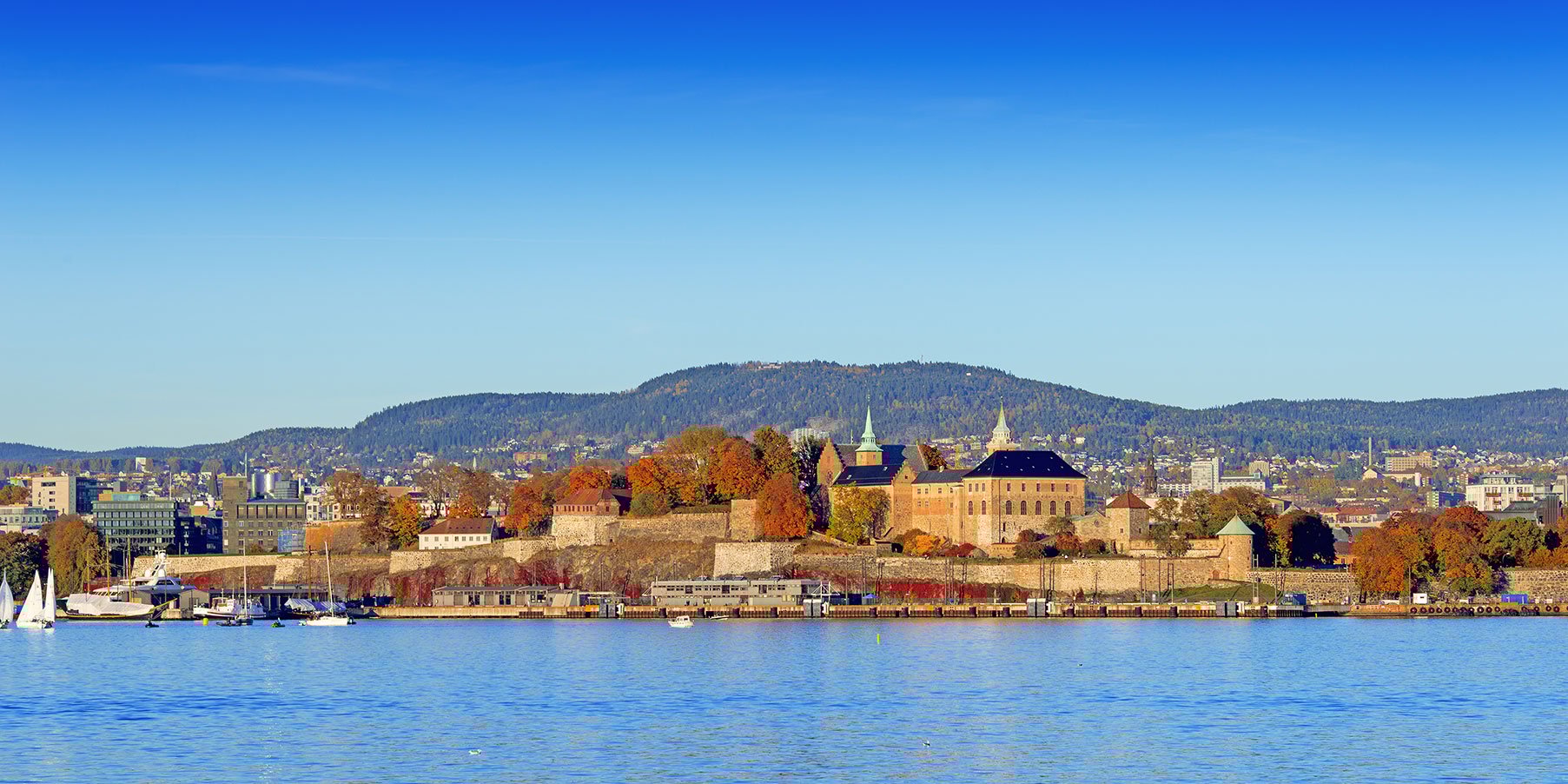 Udsigt over Akershus fæstning i Oslo ved vandkanten.