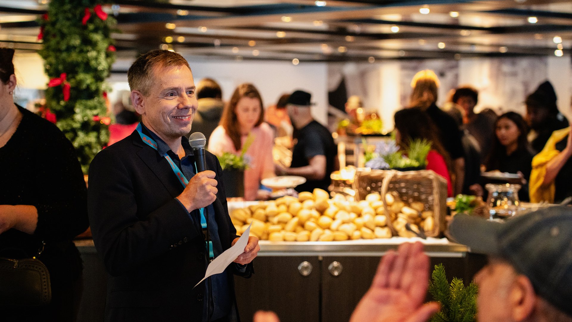 Person der taler ved et event.