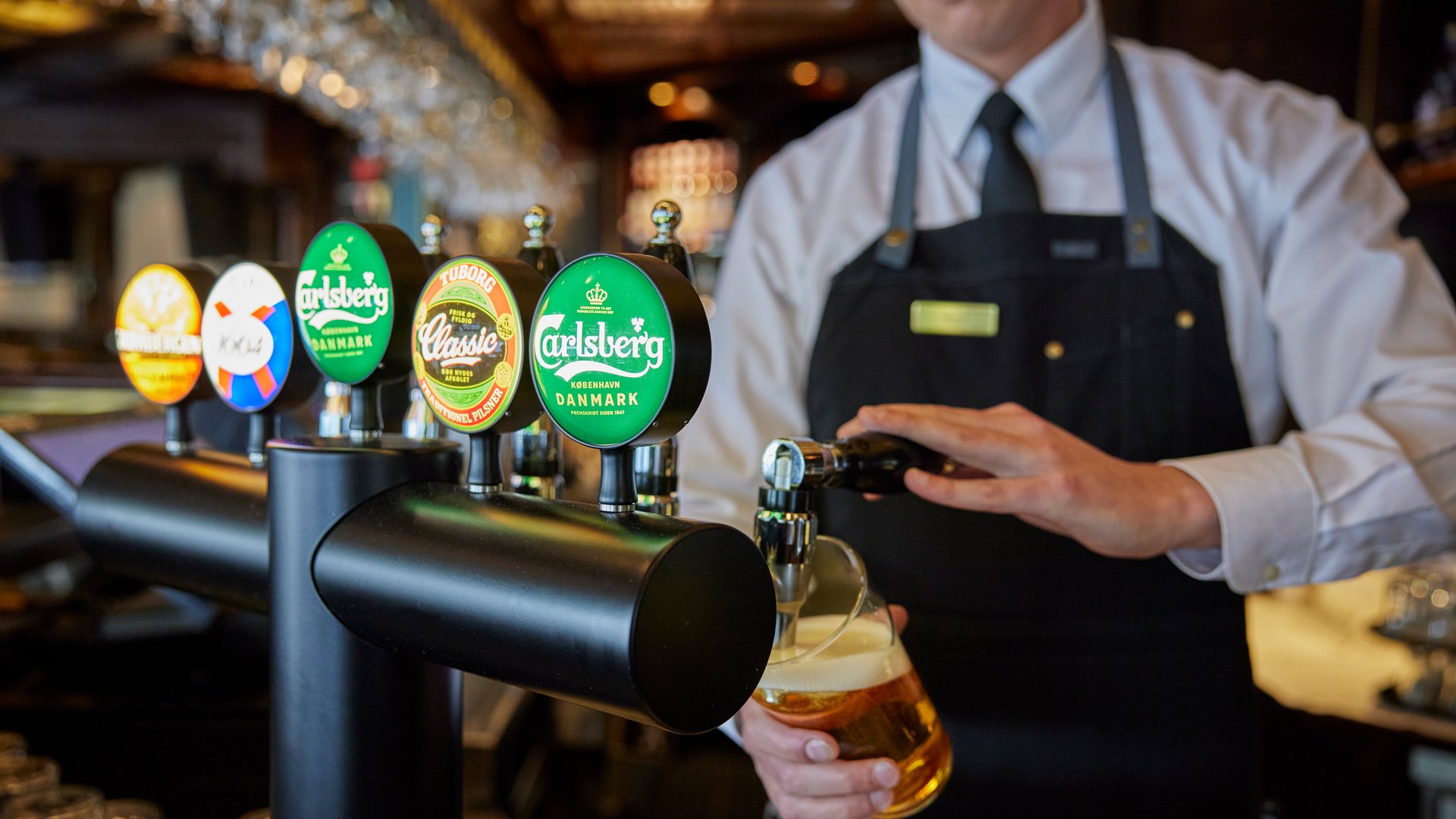 Bartender der skænker fadøl.