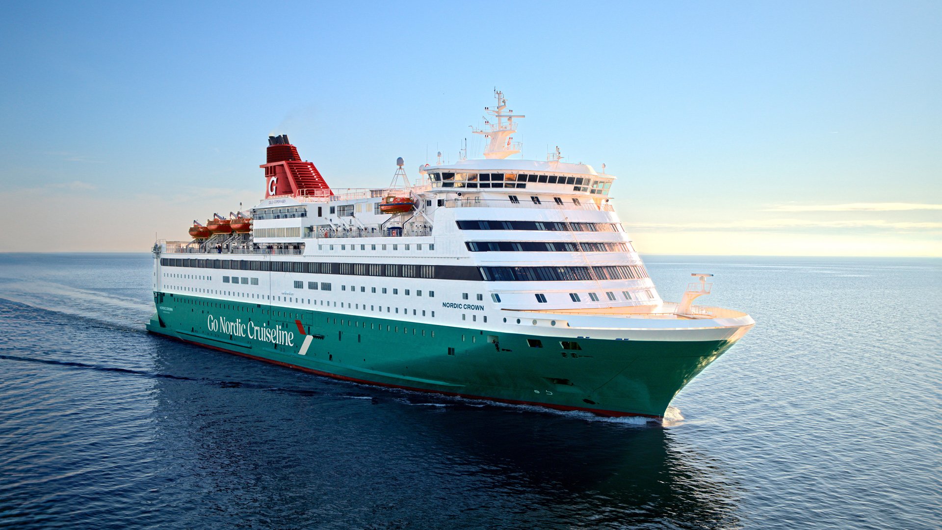 Færge der sejler på havet.