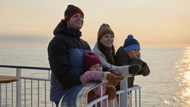 Familie om bord vinter