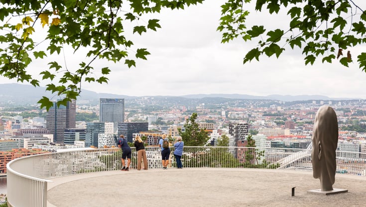 Folk på udsigtsplatform med udsigt over Oslo