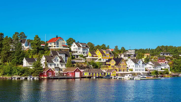 Farverige kysthuse ved vandet nær Stavanger.