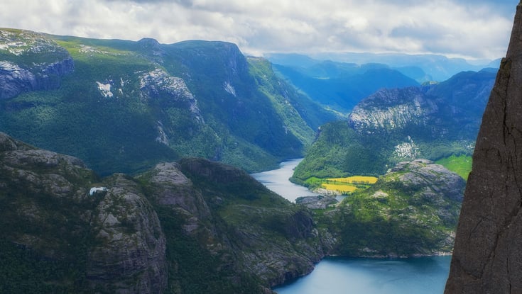 Fjord og stejle bjerge nær Stavanger.
