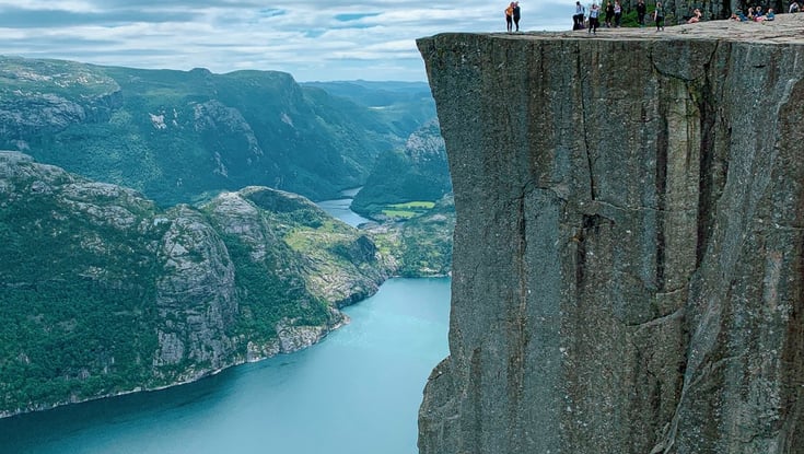 Folk, der står på Preikestolen