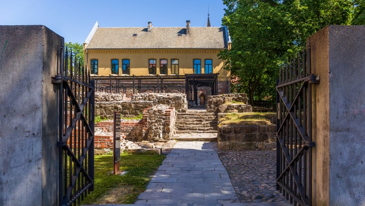 Historisk bygning med stenruiner og trappe