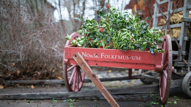 Rød vogn med grønt ved Norsk Folkemuseum i Oslo.