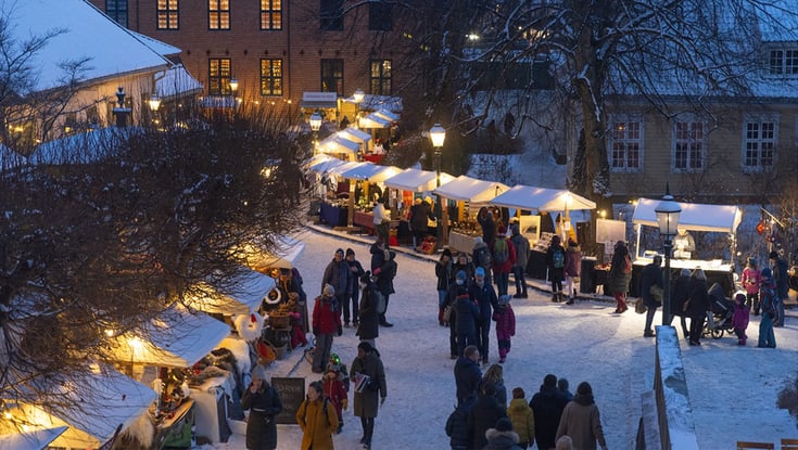 Vintermarked i Oslo med boder og sne.