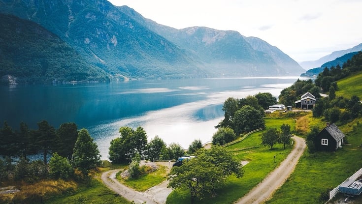 Norsk landskab med fjorde