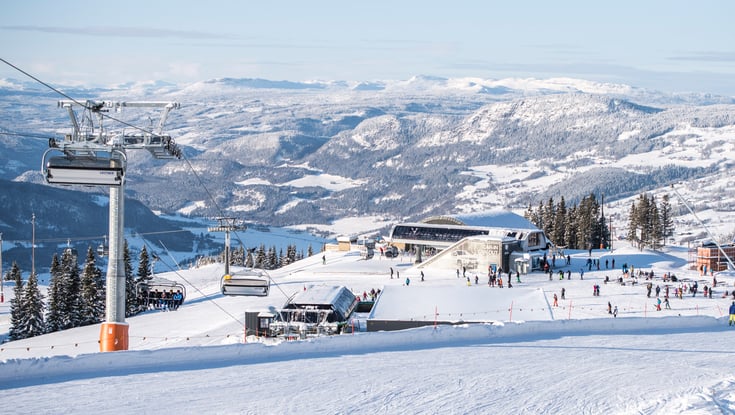 Skilift og sneklædte bygninger i Hafjell skiområde