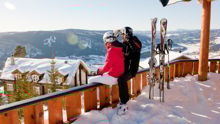 To personer ved ski i Hafjell skiområde