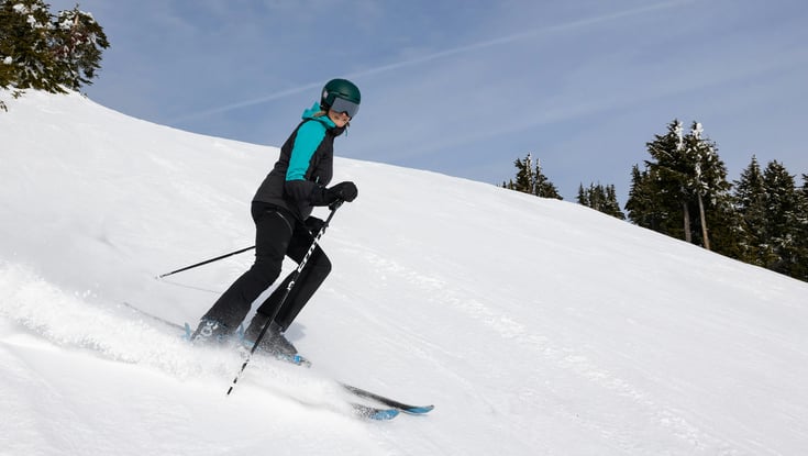 Skiløber på en sneklædt bakke i Kvitfjell.