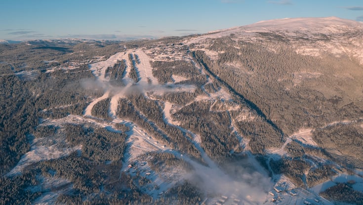 Luftfoto af sneklædte skiløjper i Norefjell.