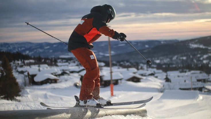 Skiløber udfører et trick på en rail i Skeikampen. Foto-Morgan-Lewis.