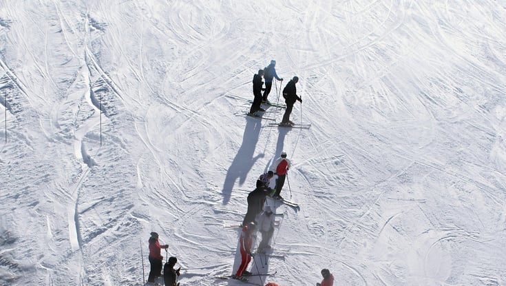 Skiløbere og snowboardere på en sneklædt bakke i Vrådal.
