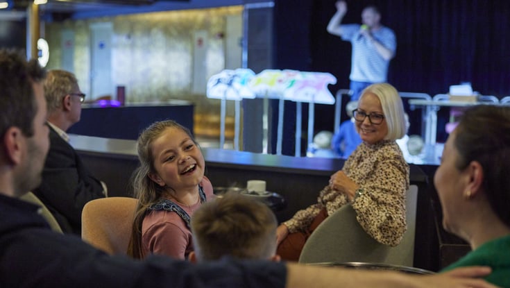Familie underholdes af konkurrence