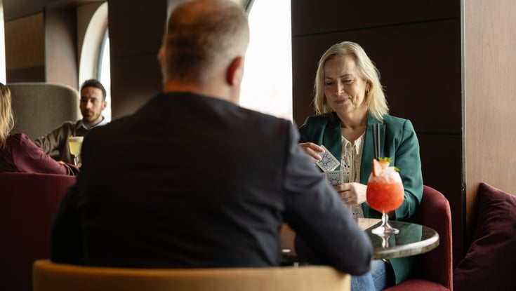 To personer sidder ved et bord i en bar