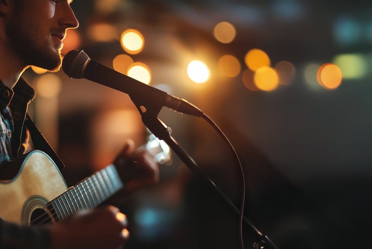 Person spiller guitar på Anker bar.