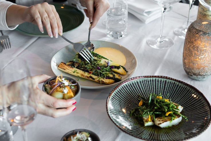 Hænder, der forsyner sig af deleret i restaurant Nord.