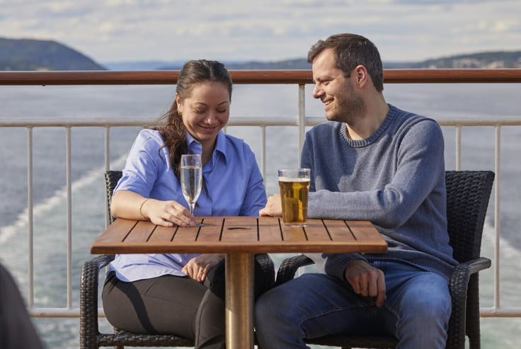 Par nyder en drink – Solen outdoor bar