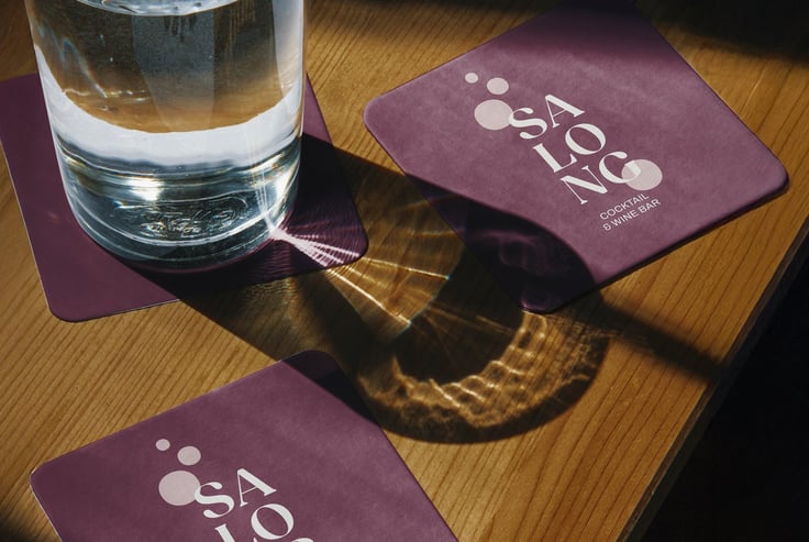 Glas vand på SALONG coaster.
