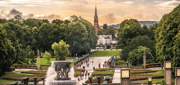 Springvand og skulpturer i Vigelandsparken i Oslo.