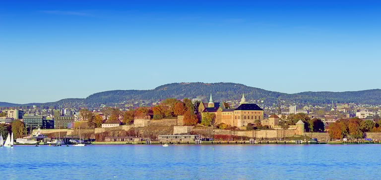 Udsigt over Akershus fæstning i Oslo ved vandkanten.