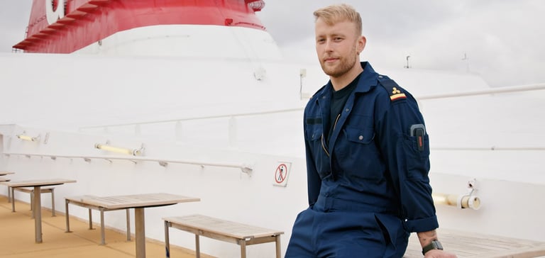 Medarbejder om bord ude på dækket