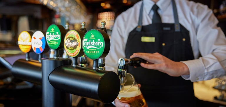 Bartender der skænker fadøl.